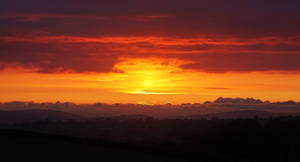 Apus într-un cer portocaliu care arată orizontul înainte de a se întuneca.