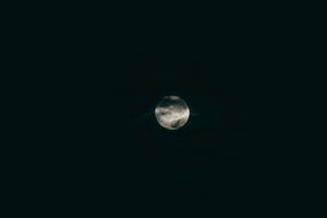 Lună plină pe cerul întunecat al miezului nopții. Spațiul cosmic negru pur cu lumina strălucitoare a lunii.