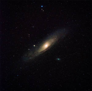 Fundal uimitor cu galaxie eliptică și stele.