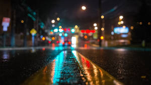 Fond de ecran Stradă Nocturnă Neclară Umedă. — 2560x1440 Fundal