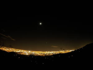 Oraș radiant nocturn și cer senin wallpaper