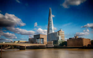 Panoramă vibrantă a Londrei și The Shard