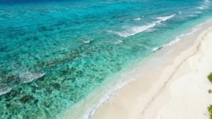 Vedere aeriană a oceanului turquoise cristalin și a plajelor cu nisip alb. — Ocean Fundal