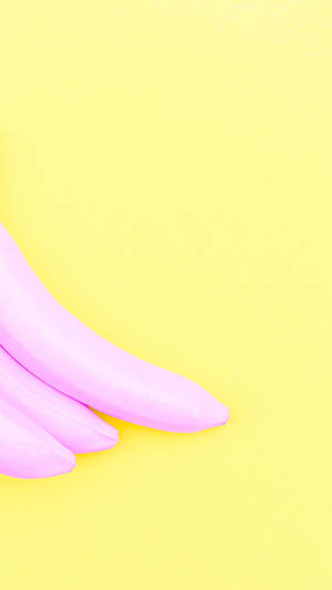 Banană Roz pe Fundal Galben Pastel Estetic — Estetică galben pastel Fundal