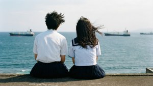 Taku și Rikako stau pe acoperișul școlii cu vedere la mare în Ocean Waves. — Valuri oceanice Fundal