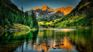 Fond de ecran cu peisaj natural montan și lac Maroon Bells