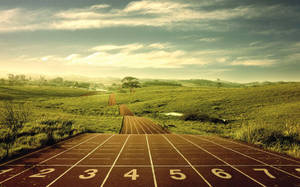 Wallpaper cu pistă de alergare sportivă pe munte. — 16:10 Fundal