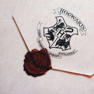 Plic Hogwarts estetic HP cu sigiliu roșu — Estetic Harry Potter Fundal