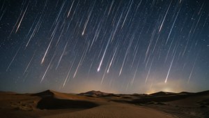 Ploaie de meteori peste dunele de nisip sub un cer înstelat nocturn. — Vedere spre cer Fundal