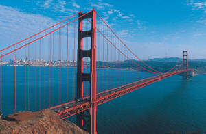 Podul Golden Gate suspendat deasupra apei albastre