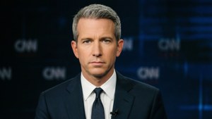 Portret de studio al lui Anderson Cooper cu branding CNN. imagine de fundal