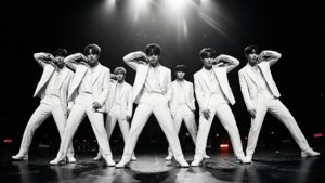 O imagine dramatică alb-negru a unei trupe de băieți Kpop în costume albe. — Kpop GIF Fundal