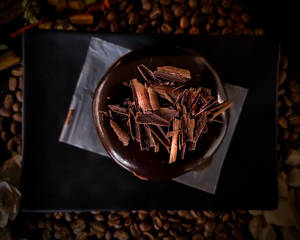 Fond de ecran cu prăjitură de ciocolată și boabe de cafea — 5:4 Fundal