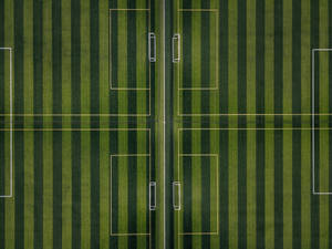 Teren de fotbal verde cu dungi, fundal desktop.