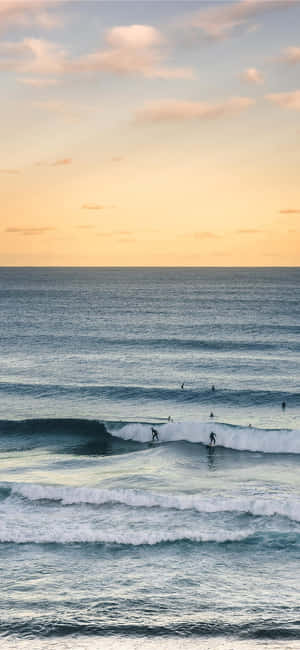 Surfing iPhone — Xiaomi 18 Pro Fundal