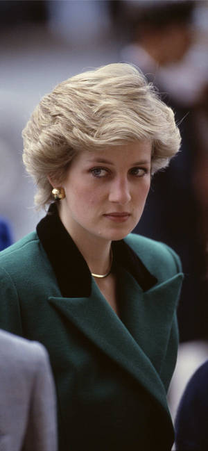 Wallpaper Prințesa Diana Regală Simplă — iPhone 16 Pro Max Fundal