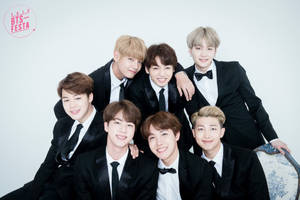 Membrii BTS în costum negru privind la tine, membri K-pop.