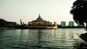 Restaurant Plutitor Yangon Wallpaper — Estompat Fundal