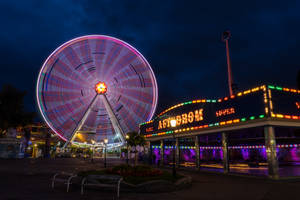 Roata Ferris artificială, luminată noaptea, time-lapse, culori vibrante, wallpaper HD | Imagine de fundal — Tema întunecată Fundal