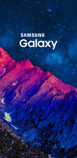 Samsung Galaxy J6 Iluminând Vârfurile Montane la Amurg