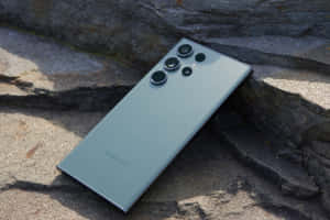 Samsung S23 Ultra pe suprafață de piatră — Samsung S23 Ultra Fundal