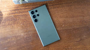 Samsung S23 Ultra verde spate cu ansamblu cameră pe suprafață din lemn — Samsung galaxy Fundal