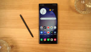 Samsung S23 Ultra cu S Pen pe birou — Samsung S23 Ultra Fundal