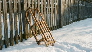 O sanie vintage din lemn într-un peisaj înzăpezit, nostalgic. — Estetic de Crăciun Fundal