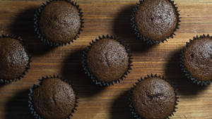 Wallpaper Șapte Muffins Negri — iMac Fundal