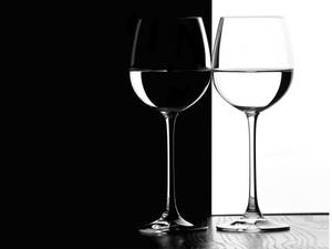 Tapet uimitor estetică neagră cu pahare de vin
