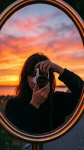 Selfie în oglindă la apus, cu reflexia unui aparat de fotografiat pe film. — Indie estetic GIF Fundal
