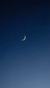 Un cer nocturn minimalist cu o semilună și o stea.