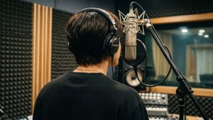 O imagine candidă din spatele scenei cu un idol Kpop în studio. — Kpop GIF Fundal