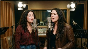 Vivo și tânăra Marta cântă într-un studio de înregistrări. — Vivo Fundal