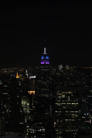 Silueta Luminoasă a Empire State, New York Nocturn pe Fundal iPhone — Xiaomi Pad 8 Fundal