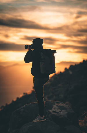 Wallpaper Silueta Unui Bărbat Ținând O Cameră În Timpul Fotografiei La Apus. — Honor MagicPad4 Fundal