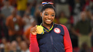 Fond de ecran Simon Biles purtând medalie de aur — iMac Fundal