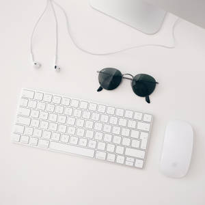 Tapet minimalist al setup-ului Apple MAC alb format din iMAC, tastatură wireless, magic mouse și căști. — Curat Fundal