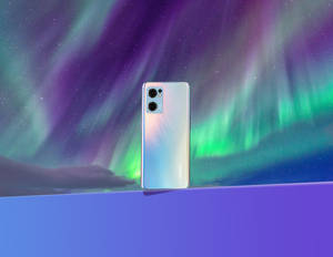 Smartphone Oppo în Fața Aurorei Boreale