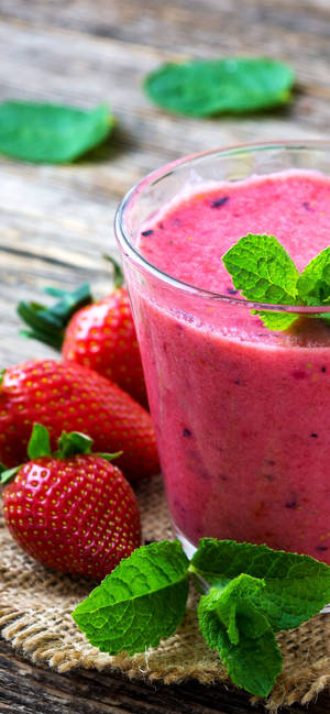 Fond de ecran Smoothie cu căpșună și frunză — iPhone 18 Pro Max Fundal
