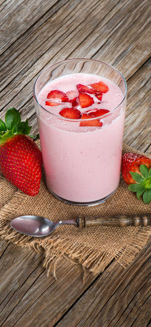 Fond de ecran Smoothie cu aromă de lapte și căpșuni — iPhone 18 Pro Fundal