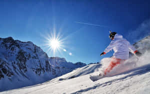 Snowboarder zboară deasupra unui munte înzăpezit — MacBook Air M1 Fundal