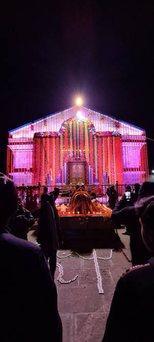 Soclu Templu Kedarnath 4K — iPhone 17 Pro Fundal