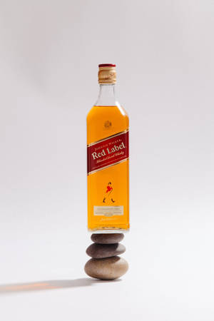 Sticlă de Whiskey Red Label pe Grămadă de Pietre — Xiaomi Pad 8 Fundal