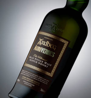 Sticlă de Whisky Ardbeg Auriverdes — Honor Magic V Flip 2 Fundal