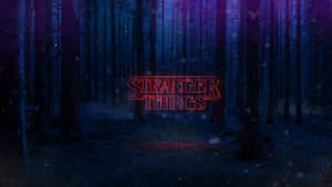 Stranger Things 4K Wordmark în Pădure — Albastru închis estetic GIF Fundal