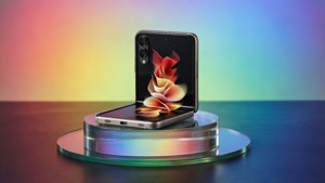 O fotografie de studio curată a Z Flip 5 pe un suport de sticlă, cu un fundal vibrant în gradient. — Z Flip 5 Fundal