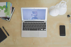closeup photo of turned-on MacBook air — MacBook Air Fundal