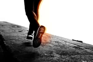 Talpa unui adidas de alergare — Alb negru estetic GIF Fundal