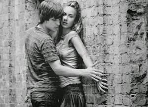 Tapet tânăr cuplu în amor romantic